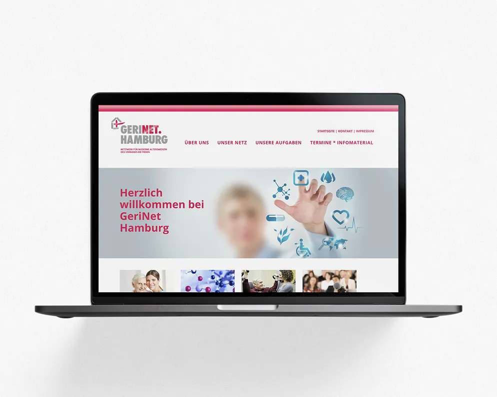 Auf einem Laptop wird eine Website mit einer Willkommensnachricht und verschiedenen Bildern zu Dienstleistungen von GeriNet Hamburg angezeigt.